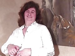 Mare bunicuţă vechi cu hairy vaginului