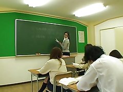 Bella devine pizda lins de stud şi sânii mici sărutat ei