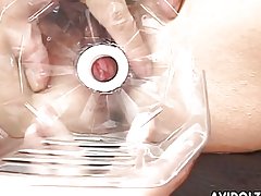 Gagica frumoasa japoneză devine umplute cu multe dildo-uri groase